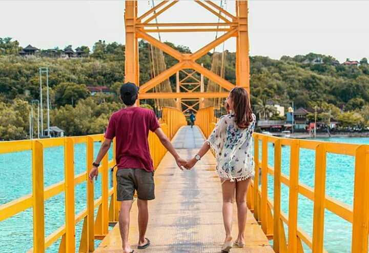 yellow bridge, klungkung places of interest