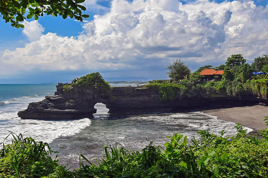 batu bolong temple, tanah lot temple, tabanan places of interest